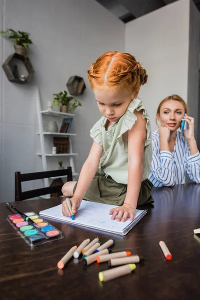 Ragazza disegno in album — Foto stock