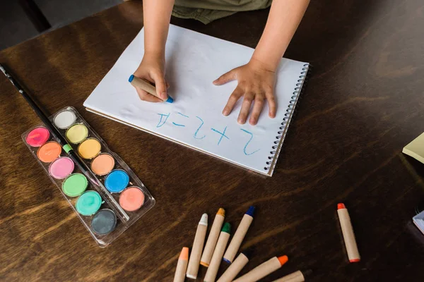 Enfant écriture mathématiques exercice — Photo de stock