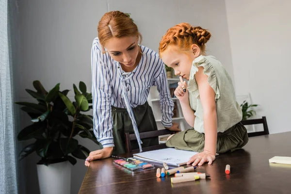 Madre e figlia che disegnano in album — Foto stock