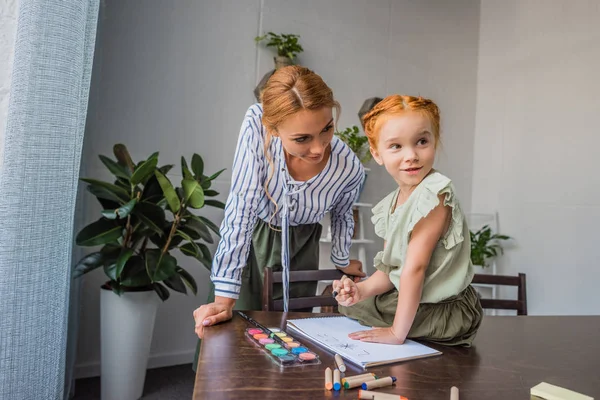 Mother and daughter drawing in album — Stock Photo