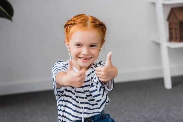 Petite fille écoutant de la musique — Photo de stock