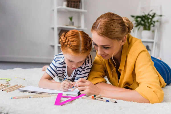 Mère et fille dessinent avec des crayons — Photo de stock