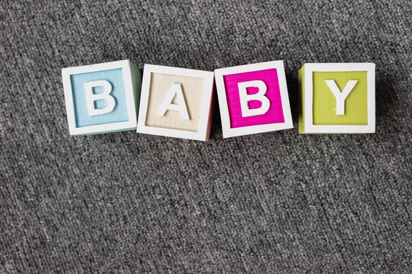 Wortbaby aus Buchstabenwürfeln — Stockfoto