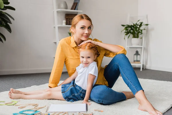 Mother and daughter sitting on floor — Stock Photo