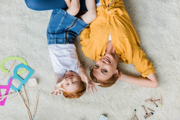 Mãe e filha deitado no chão — Fotografia de Stock