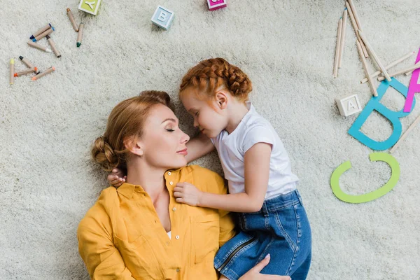 Mãe e filha deitado no chão — Fotografia de Stock