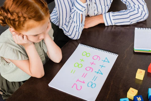 Mutter und Tochter lernen Mathe — Stockfoto