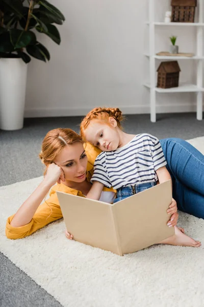 Reading book — Stock Photo