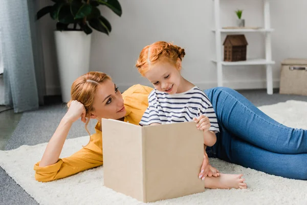 Mutter und Tochter lesen Buch — Stockfoto