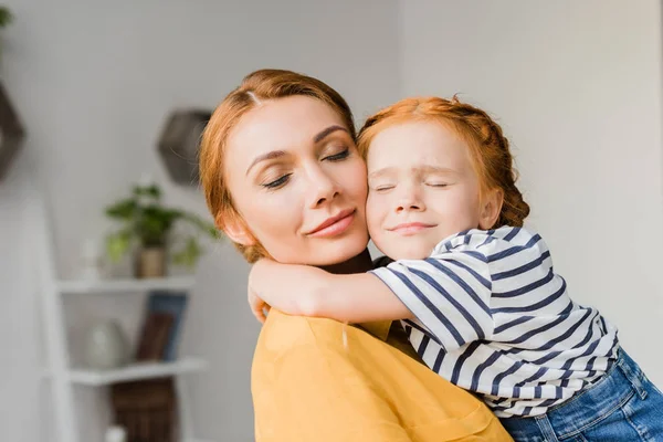 Madre e hija abrazando - foto de stock