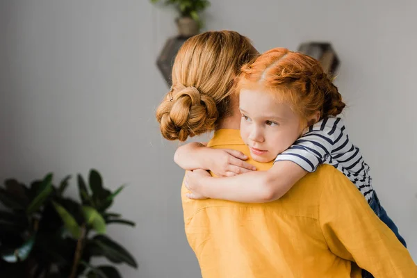 Mère et fille embrassant — Photo de stock