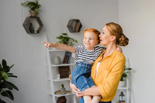 Mãe e filha olhando para longe — Fotografia de Stock