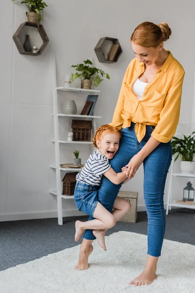 Madre e hija jugando - foto de stock