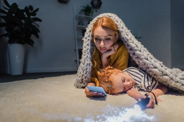 Fille dormir mère blanche en utilisant smartphone — Photo de stock