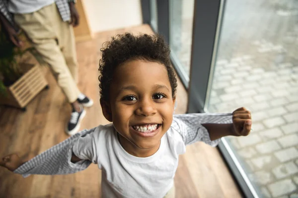 Niño afroamericano feliz - foto de stock