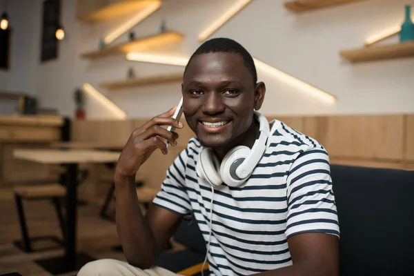 Hombre afroamericano usando Smartphone - foto de stock