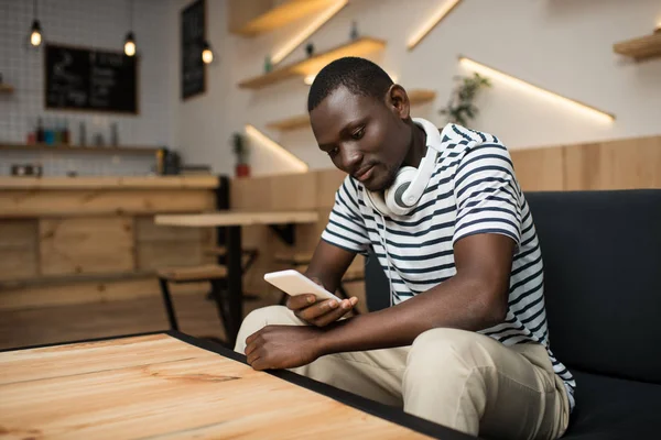 Homem Africano Americano usando Smartphone — Fotografia de Stock