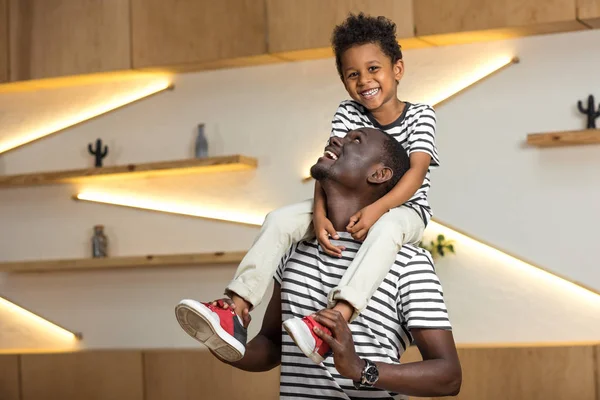 Père afro-américain portant fils — Photo de stock