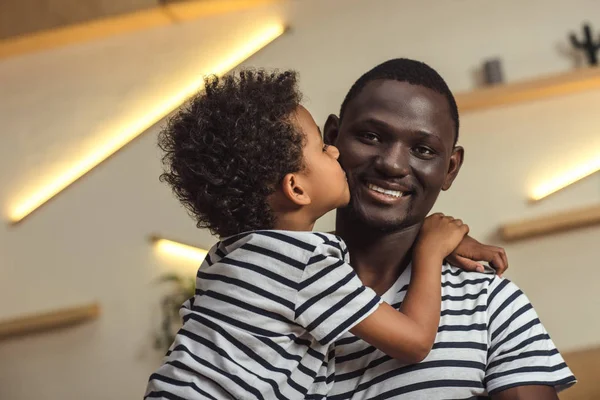 Афроамериканців батько і дитина обіймати — стокове фото