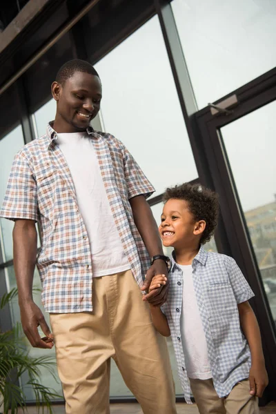 Afrikanisch-amerikanischer Vater und Sohn halten Händchen — Stockfoto