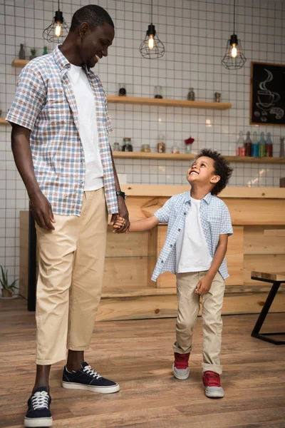 Африканский американец отец и сын держатся за руки — стоковое фото