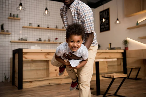 Padre e hijo divirtiéndose — Stock Photo