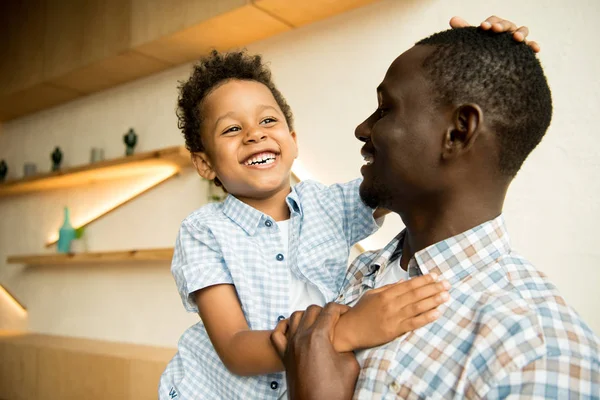 Africano americano padre y niño abrazos - foto de stock