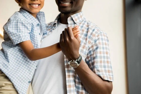 Африканский американский отец, несущий сына — стоковое фото