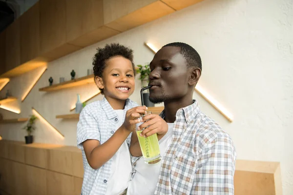 Padre e hijo bebiendo limonada - foto de stock