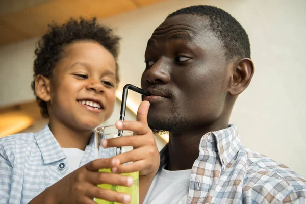 Padre e hijo bebiendo limonada - foto de stock