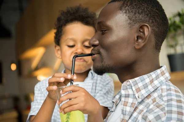 Padre e figlio bere limonata — Foto stock