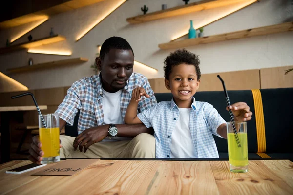 Pai e filho bebendo limonada — Fotografia de Stock