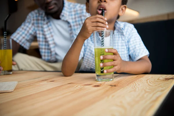 Père et fils boire de la limonade — Photo de stock