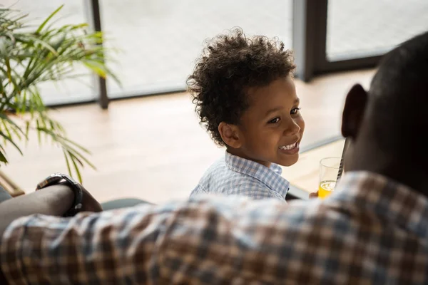 Счастливый африканский американец отец и сын — стоковое фото