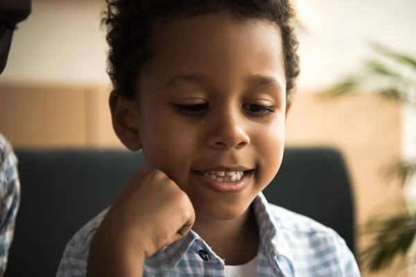 Niño afroamericano sonriente - foto de stock