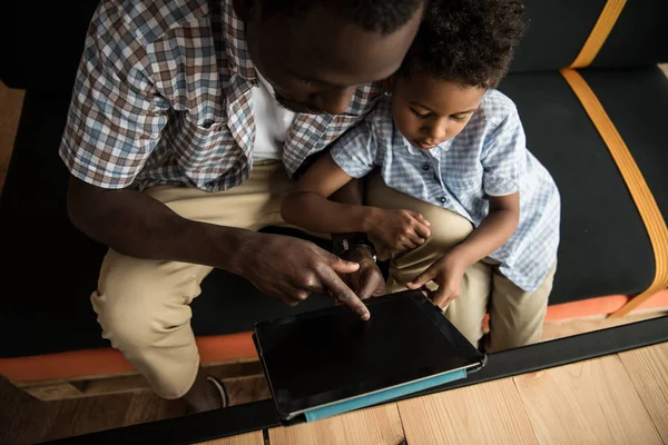 Père et fils avec tablette numérique — Photo de stock