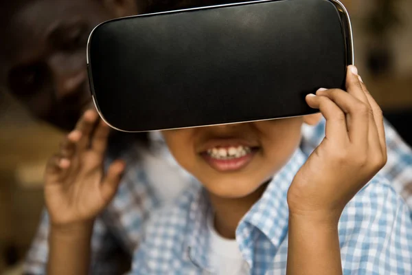 Niño afroamericano en auriculares vr - foto de stock