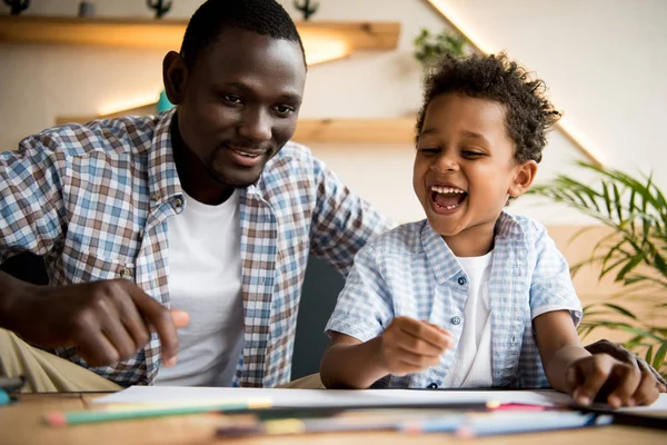 Padre e hijo dibujando juntos - foto de stock