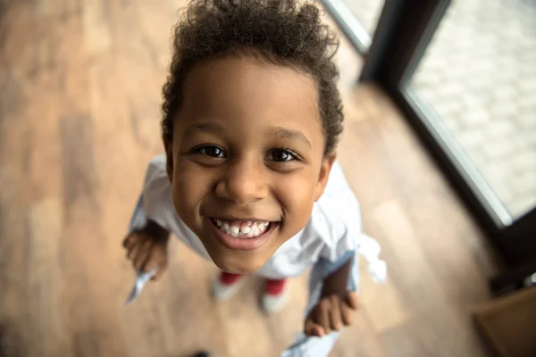 Niño afroamericano sonriente - foto de stock