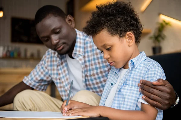 Padre e figlio che disegnano insieme — Foto stock