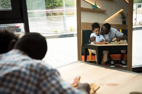 Feliz padre e hijo en la cafetería - foto de stock