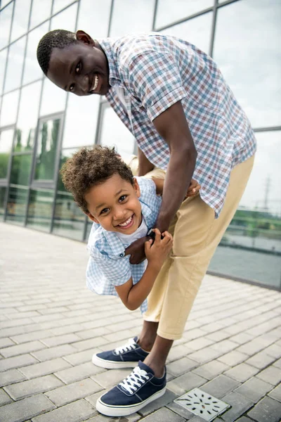 Pai e filho se divertindo — Fotografia de Stock