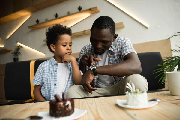 Vater und Sohn überprüfen Armbanduhr — Stockfoto