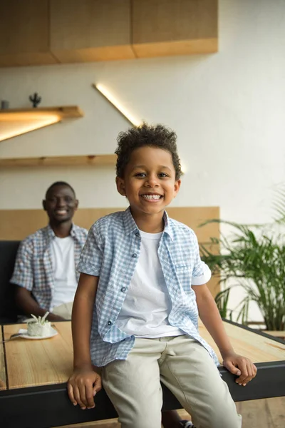 Niño afroamericano feliz - foto de stock