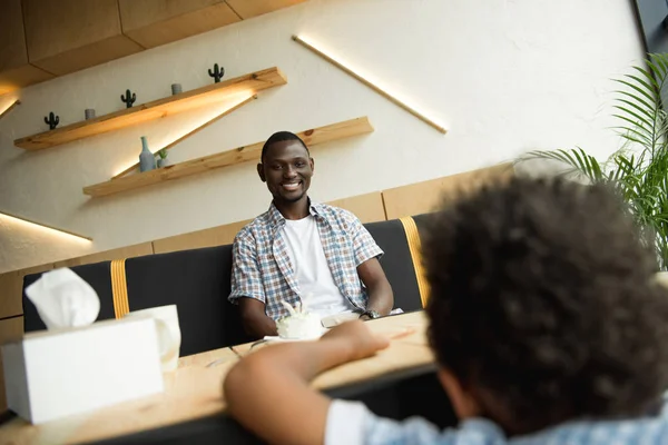 Padre e figlio nel caffè — Foto stock