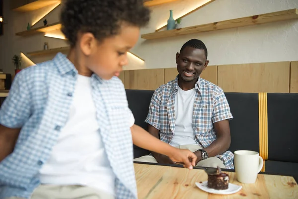 Happy father and son in cafe — Stock Photo