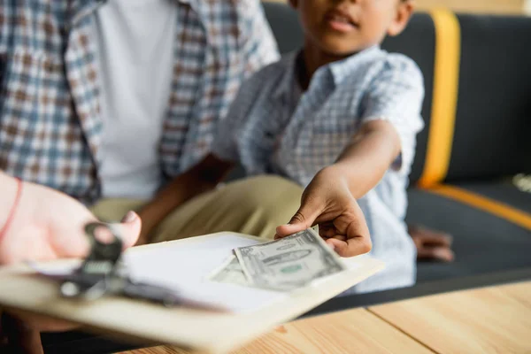 Father and son paying bill — Stock Photo