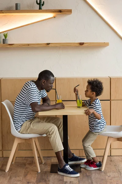 Glücklicher Vater und Sohn im Café — Stockfoto