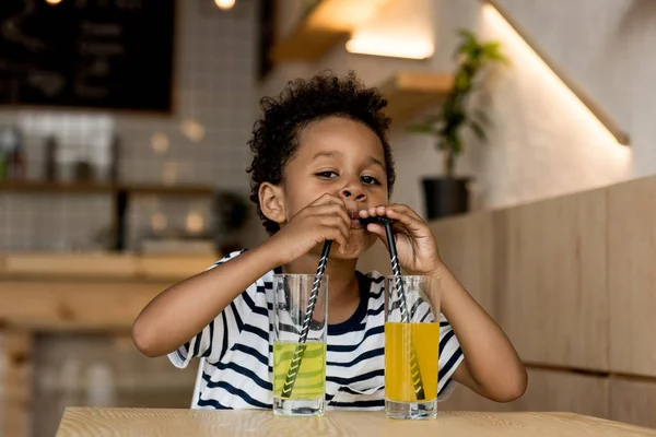 Africano americano niño beber jugo - foto de stock