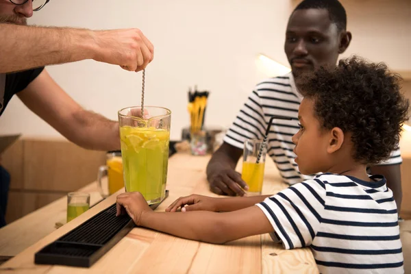 Padre e figlio bere limonata — Foto stock